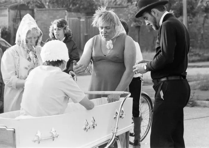 Framed Print : Pram Racing, School Green, Shinfield, Reading, June 1980 Framed Print : Pram Racing, School Green, Shinfield, Reading, June 1980