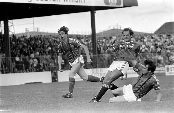 Pre Season Friendly. Glentoran v Manchester United. August 1982 MF08-19-026