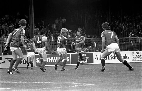 Pre Season Friendly. Glentoran v Manchester United. August 1982 MF08-19-027