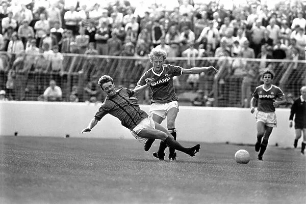 Pre Season Friendly. Glentoran v Manchester United. August 1982 MF08-19-017