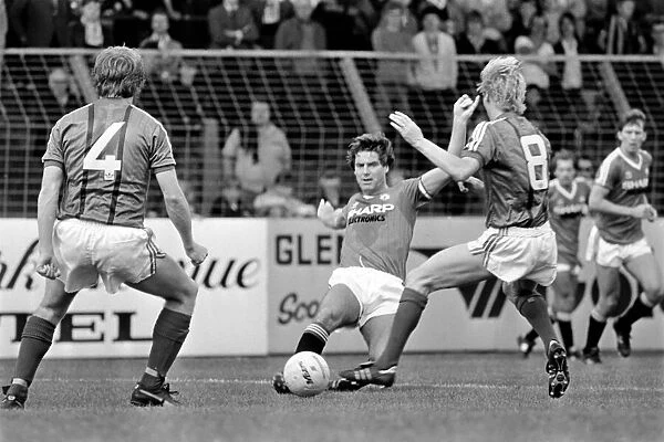 Pre Season Friendly. Glentoran v Manchester United. August 1982 MF08-19-004
