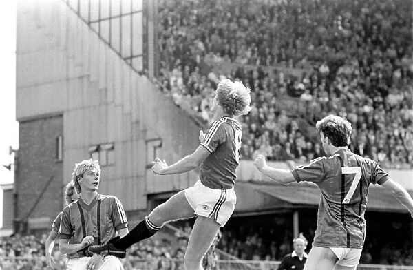 Pre Season Friendly. Glentoran v Manchester United. August 1982 MF08-19-005