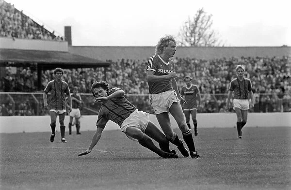 Pre Season Friendly. Glentoran v Manchester United. August 1982 MF08-19-007