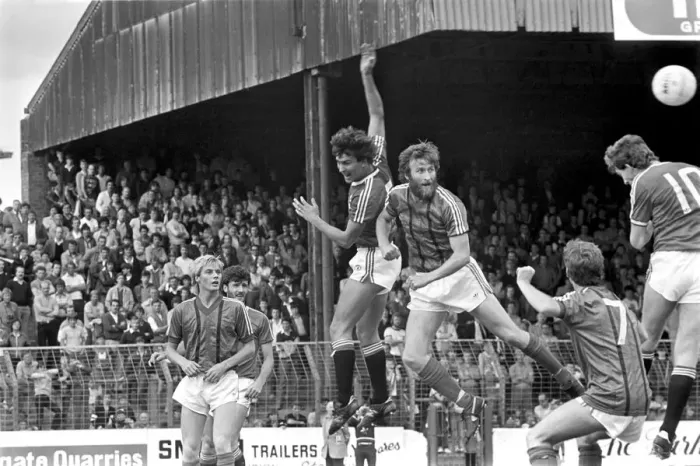 Framed Print : Pre Season Friendly. Glentoran v Manchester United. August 1982 MF08-19-011