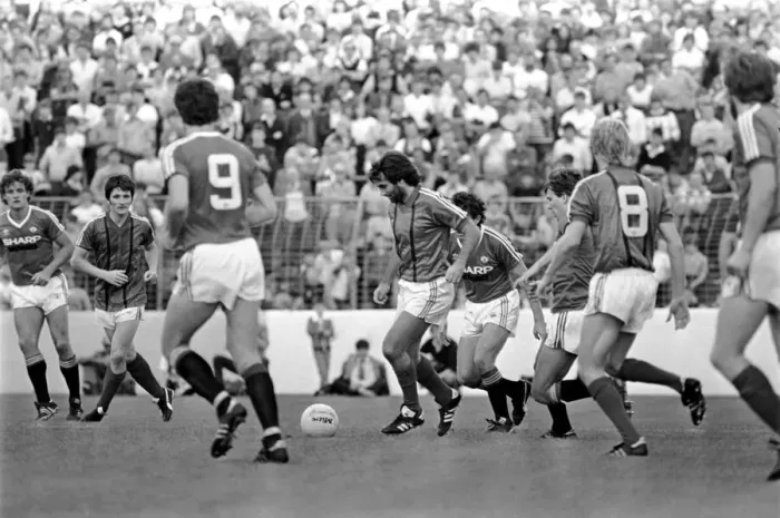 Framed Print : Pre Season Friendly. Glentoran v Manchester United. August 1982 MF08-19-024