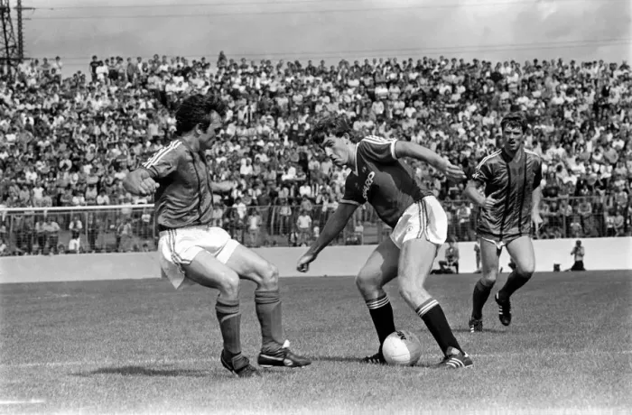 Framed Print : Pre Season Friendly. Glentoran v Manchester United. August 1982 MF08-19-014
