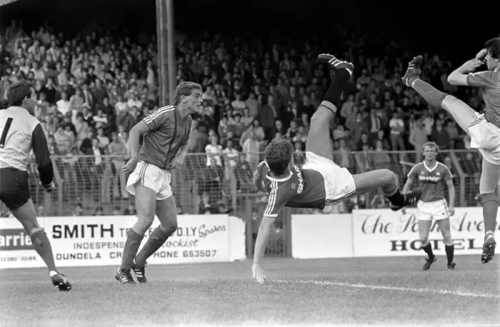 Framed Print : Pre Season Friendly. Glentoran v Manchester United. August 1982 MF08-19-025