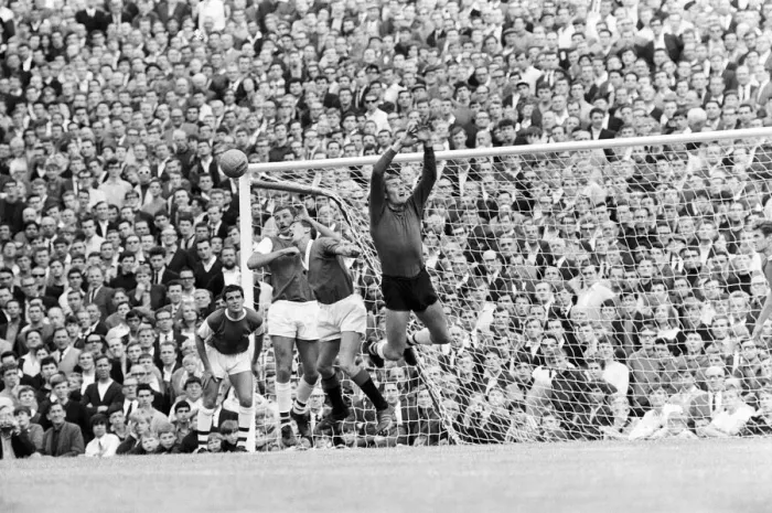 Framed Print : Pre season friendly match at Highbury. Arsenal 3 v Glasgow Rangers 0 Framed Print : Pre season friendly match at Highbury. Arsenal 3 v Glasgow Rangers 0