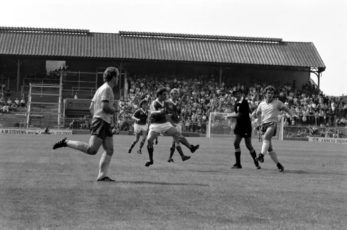 Framed Print : Pre-season friendly-Millwall v. Chelsea. August 1980 LF04-01-017 Framed Print : Pre-season friendly-Millwall v. Chelsea. August 1980 LF04-01-017