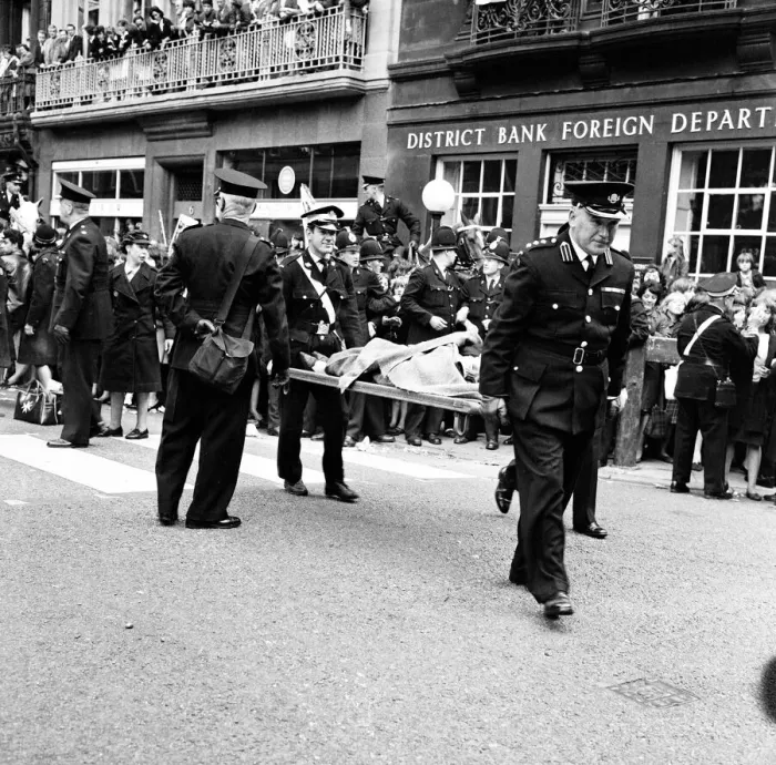 Framed Print : Premier of A Hard Days Night, crowds gather to catch sight of Framed Print : Premier of A Hard Days Night, crowds gather to catch sight of