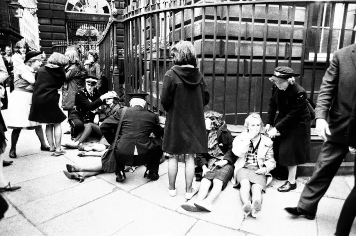 Framed Print : Premier of A Hard Days Night, crowds gather to catch sight of Framed Print : Premier of A Hard Days Night, crowds gather to catch sight of