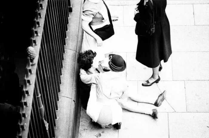 Framed Print : Premier of A Hard Days Night, crowds gather to catch sight of Framed Print : Premier of A Hard Days Night, crowds gather to catch sight of