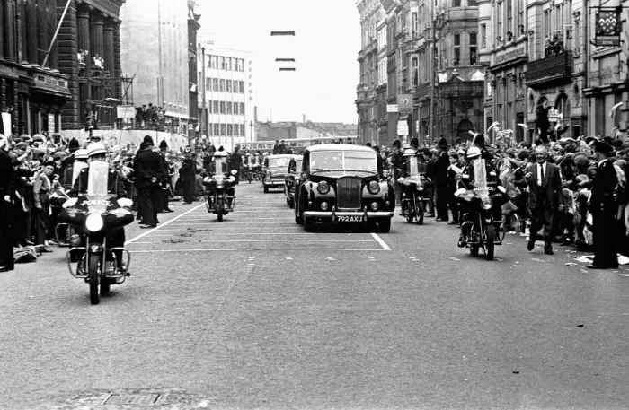 Framed Print : Premier of A Hard Days Night, crowds gather to catch sight of Framed Print : Premier of A Hard Days Night, crowds gather to catch sight of
