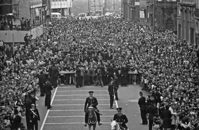 Framed Print : Premier of A Hard Days Night, crowds gather to catch sight of Framed Print : Premier of A Hard Days Night, crowds gather to catch sight of