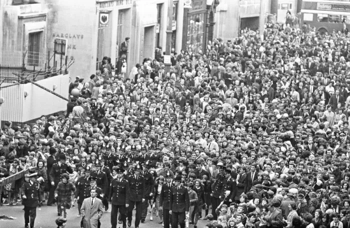 Framed Print : Premier of A Hard Days Night, crowds gather to catch sight of Framed Print : Premier of A Hard Days Night, crowds gather to catch sight of