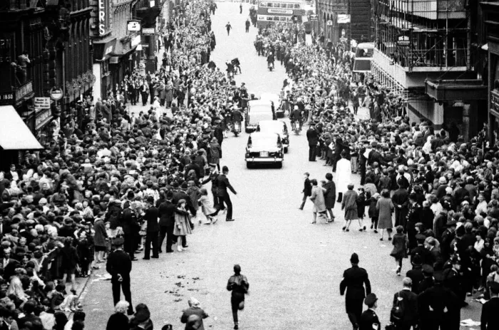 Framed Print : Premier of A Hard Days Night, crowds gather to catch sight of Framed Print : Premier of A Hard Days Night, crowds gather to catch sight of