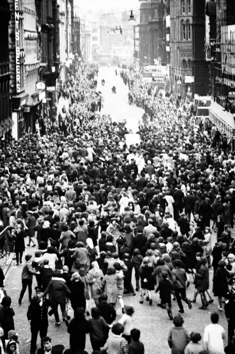 Framed Print : Premier of A Hard Days Night, crowds gather to catch sight of Framed Print : Premier of A Hard Days Night, crowds gather to catch sight of