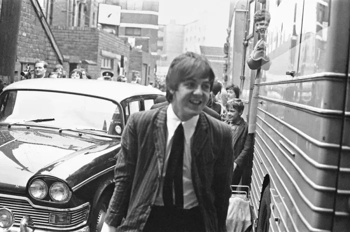 Framed Print : Premier of A Hard Days Night, crowds gather to catch sight of Framed Print : Premier of A Hard Days Night, crowds gather to catch sight of