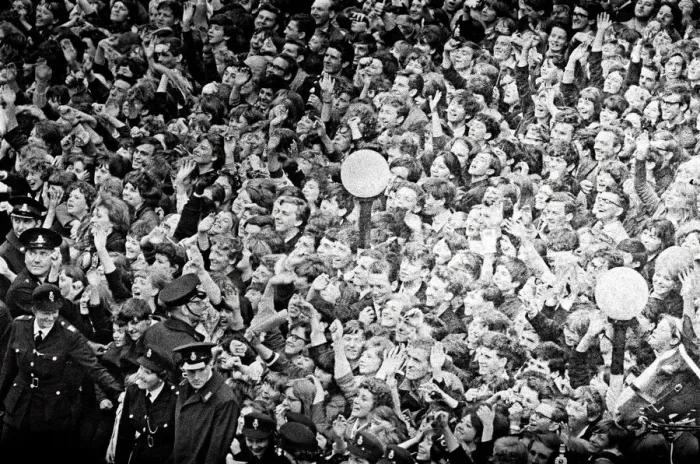 Framed Print : Premier of A Hard Days Night, crowds gather to catch sight of Framed Print : Premier of A Hard Days Night, crowds gather to catch sight of