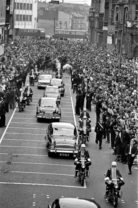 Framed Print : Premier of A Hard Days Night, crowds gather to catch sight of Framed Print : Premier of A Hard Days Night, crowds gather to catch sight of