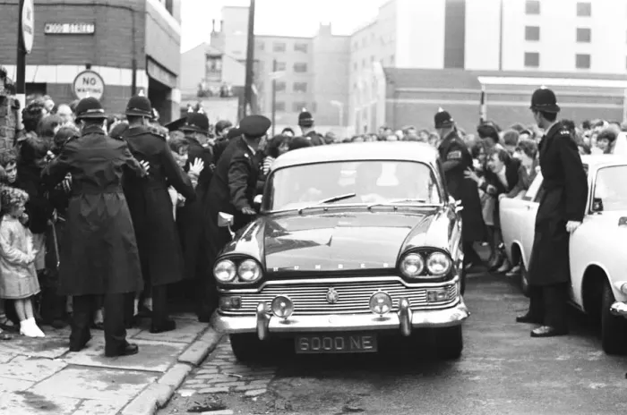 Framed Print : Premier of A Hard Days Night, crowds gather to catch sight of Framed Print : Premier of A Hard Days Night, crowds gather to catch sight of