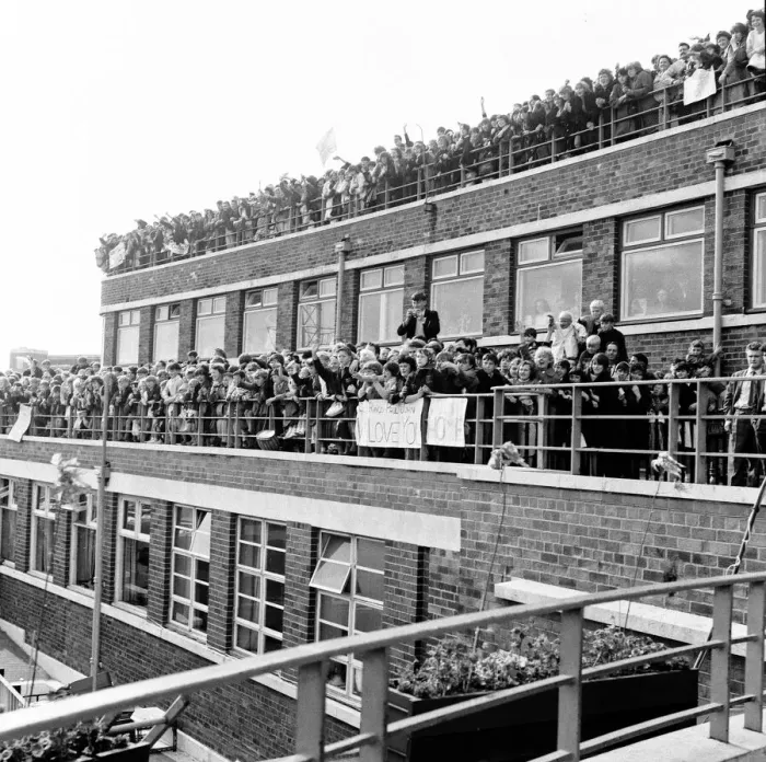 Framed Print : Premier of A Hard Days Night, crowds gather to catch sight of Framed Print : Premier of A Hard Days Night, crowds gather to catch sight of