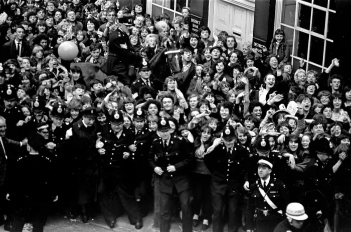 Framed Print : Premier of A Hard Days Night, crowds gather to catch sight of Framed Print : Premier of A Hard Days Night, crowds gather to catch sight of