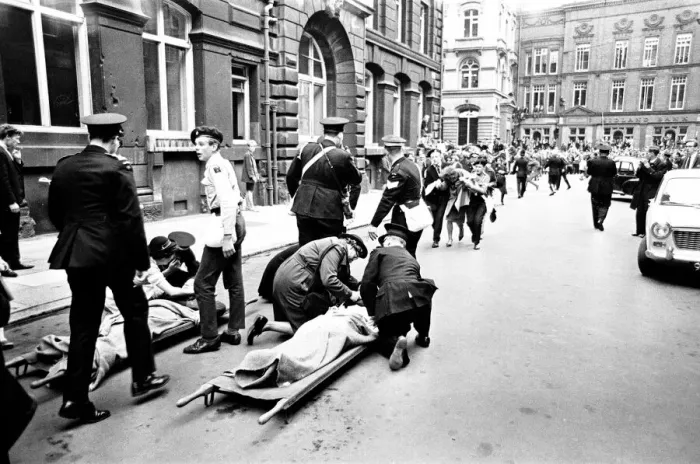 Framed Print : Premier of A Hard Days Night, crowds gather to catch sight of Framed Print : Premier of A Hard Days Night, crowds gather to catch sight of