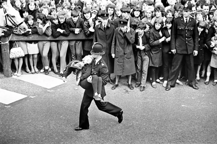 Framed Print : Premier of A Hard Days Night, crowds gather to catch sight of Framed Print : Premier of A Hard Days Night, crowds gather to catch sight of