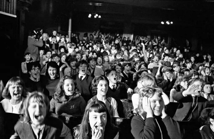 Framed Print : Premier of A Hard Days Night, crowds gather to catch sight of Framed Print : Premier of A Hard Days Night, crowds gather to catch sight of