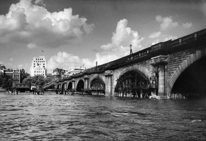 Framed Print : Preparations are made to shore up the arches of Waterloo Bridge prior to the commencement Framed Print : Preparations are made to shore up the arches of Waterloo Bridge prior to the commencement