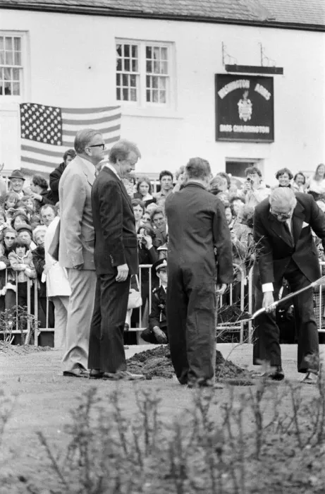 Framed Print : President Jimmy Carter on his walkabout in Newcastle and Washington, Tyne and Wear