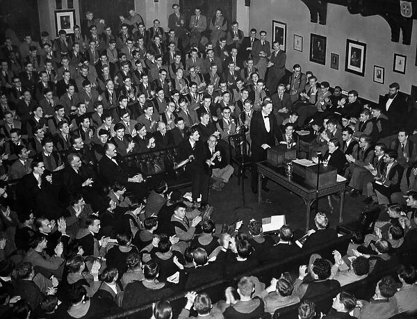 Former President of the Republic of Ireland Eamon De Valera addressing Cambridge