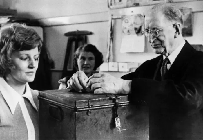 Framed Print : President of the Republic of Ireland Eamon De Valera putting his voting paper into ballot Framed Print : President of the Republic of Ireland Eamon De Valera putting his voting paper into ballot