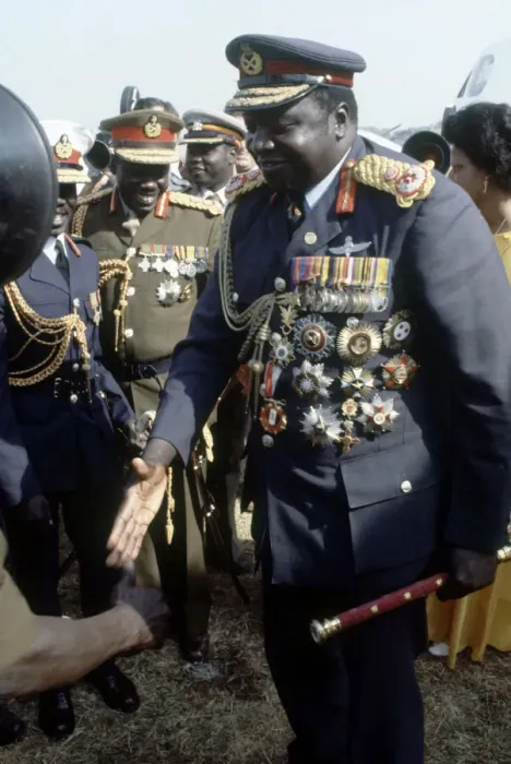 Framed Print : President of Uganda, General Idi Amin, pictured in military uniform greeting people as he Framed Print : President of Uganda, General Idi Amin, pictured in military uniform greeting people as he