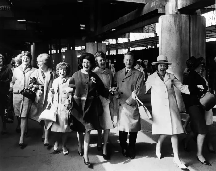 Framed Print : Preson North End wives and girlfriends arrive at Euston for the Cup Final with Tom Finney Framed Print : Preson North End wives and girlfriends arrive at Euston for the Cup Final with Tom Finney