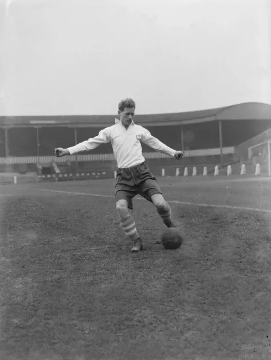 Framed Print : Preston North End football player Tom Finney in training. circa 1950 Framed Print : Preston North End football player Tom Finney in training. circa 1950