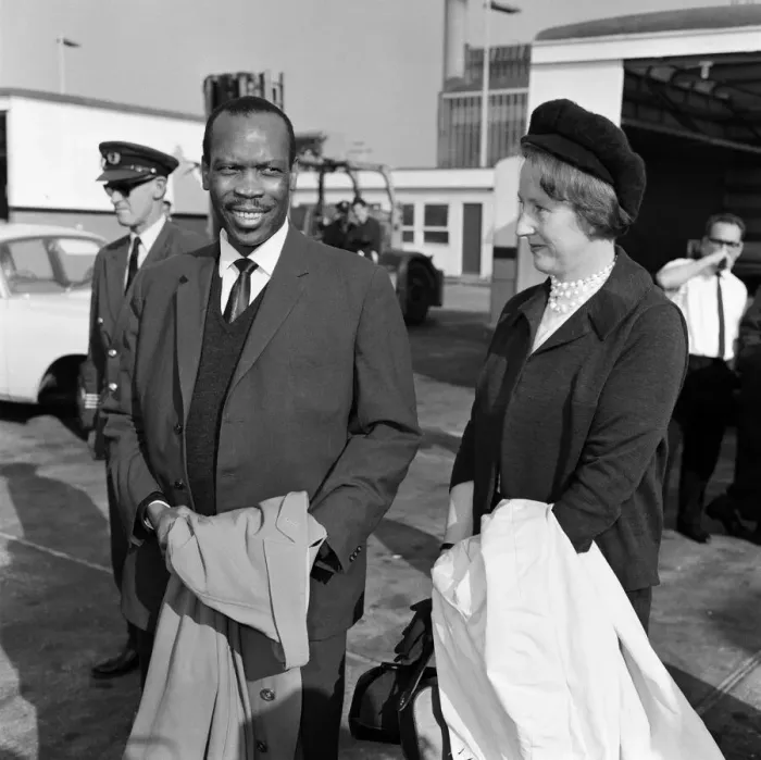Framed Print : Prime Minister of Bechuanaland, Seretse Khama, and his wife Ruth Williams Khama arriving Framed Print : Prime Minister of Bechuanaland, Seretse Khama, and his wife Ruth Williams Khama arriving