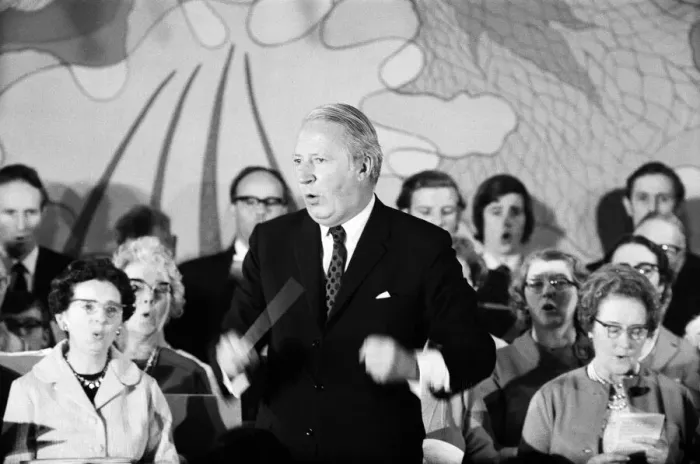 Framed Print : Prime Minister Edward Heath conducting the annual carol concert at Broadstairs, Kent