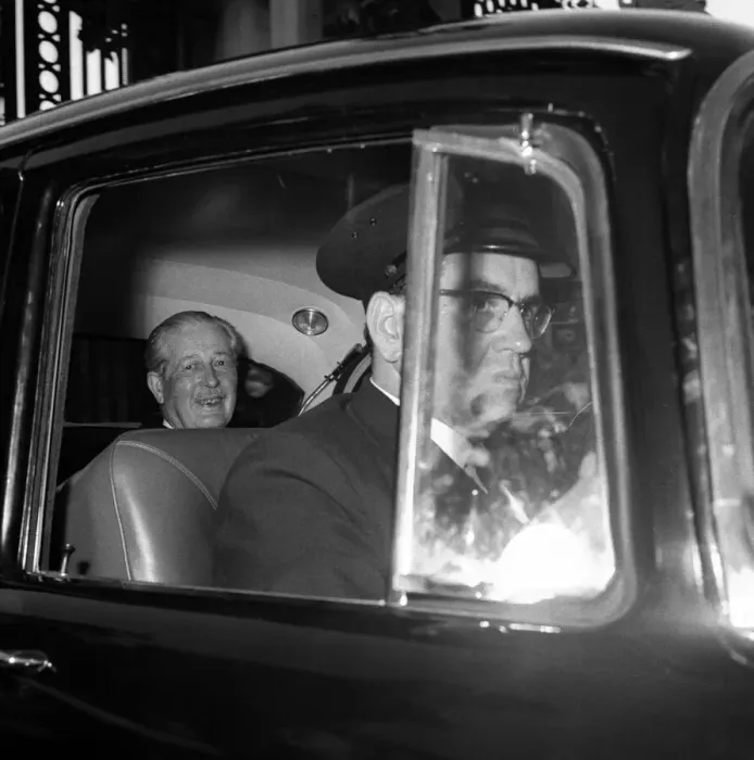 Framed Print : Prime Minister Harold Macmillan, pictured in a car, visiting Buckingham Palace Framed Print : Prime Minister Harold Macmillan, pictured in a car, visiting Buckingham Palace