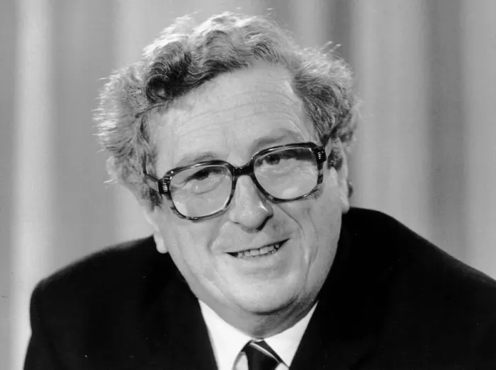 Framed Print : Prime Minister of Ireland Dr Garrett Fitzgerald speaks at a press conference