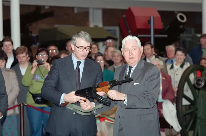 Framed Print : Prime Minister John Major with Field Marshal Lord Bramwall at the presentation to the PM Framed Print : Prime Minister John Major with Field Marshal Lord Bramwall at the presentation to the PM