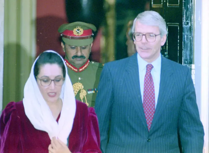 Framed Print : Prime Minister John Major with Pakistani and PPP leader Benazir Bhutto