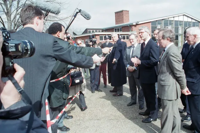 Framed Print : Prime Minister John Major visits a primary school in Nottingham. 17th March 1992 Framed Print : Prime Minister John Major visits a primary school in Nottingham. 17th March 1992