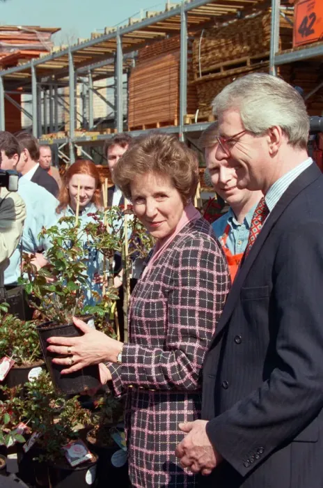 Framed Print : Prime Minister John Major and wife Norma pictured visiting B&Q during the general