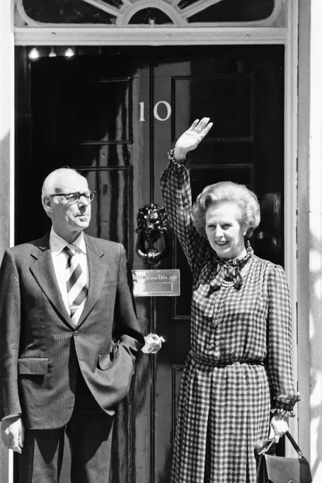 Framed Print : Prime Minister Margaret Thatcher and husband Denis on the steps of 10 Downing Street Framed Print : Prime Minister Margaret Thatcher and husband Denis on the steps of 10 Downing Street