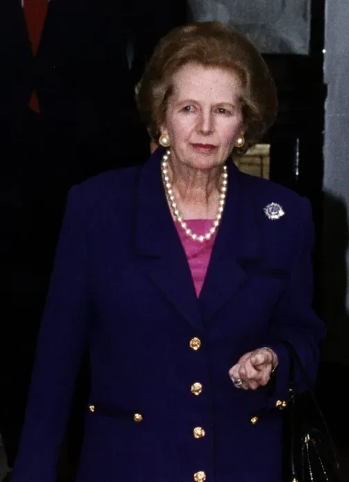 Framed Print : Former Prime Minister Margaret Thatcher leaving her Belgravia Home January 1988 Framed Print : Former Prime Minister Margaret Thatcher leaving her Belgravia Home January 1988