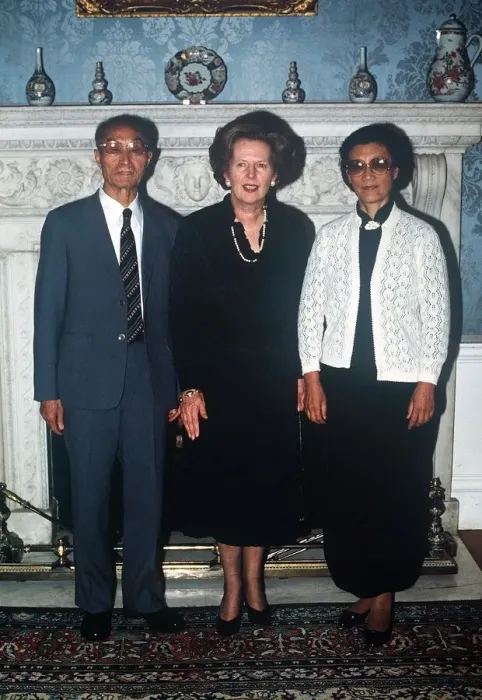 Framed Print : Prime Minister Margaret Thatcher at number 10 Downing Street with the Chinese Minister of