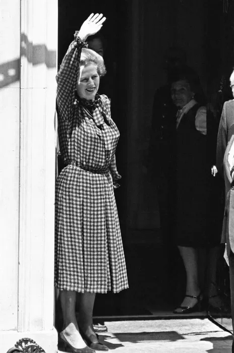 Framed Print : Prime Minister Margaret Thatcher on the steps of 10 Downing Street waving to the crowds Framed Print : Prime Minister Margaret Thatcher on the steps of 10 Downing Street waving to the crowds