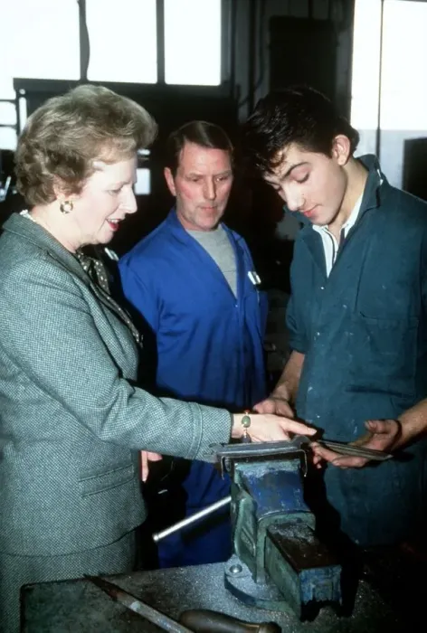 Framed Print : Prime Minister Margaret Thatcher visits Fords Youth Training Centre in Dagenham